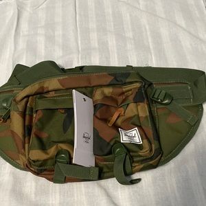 Men's Green Eighteen 6l Fanny Pack In Camo Print from Herschel supply company.